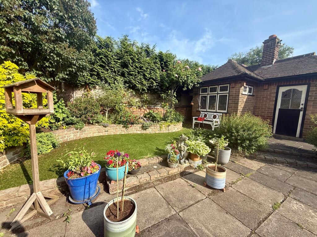 Rear garden/Gardener¿s cottage