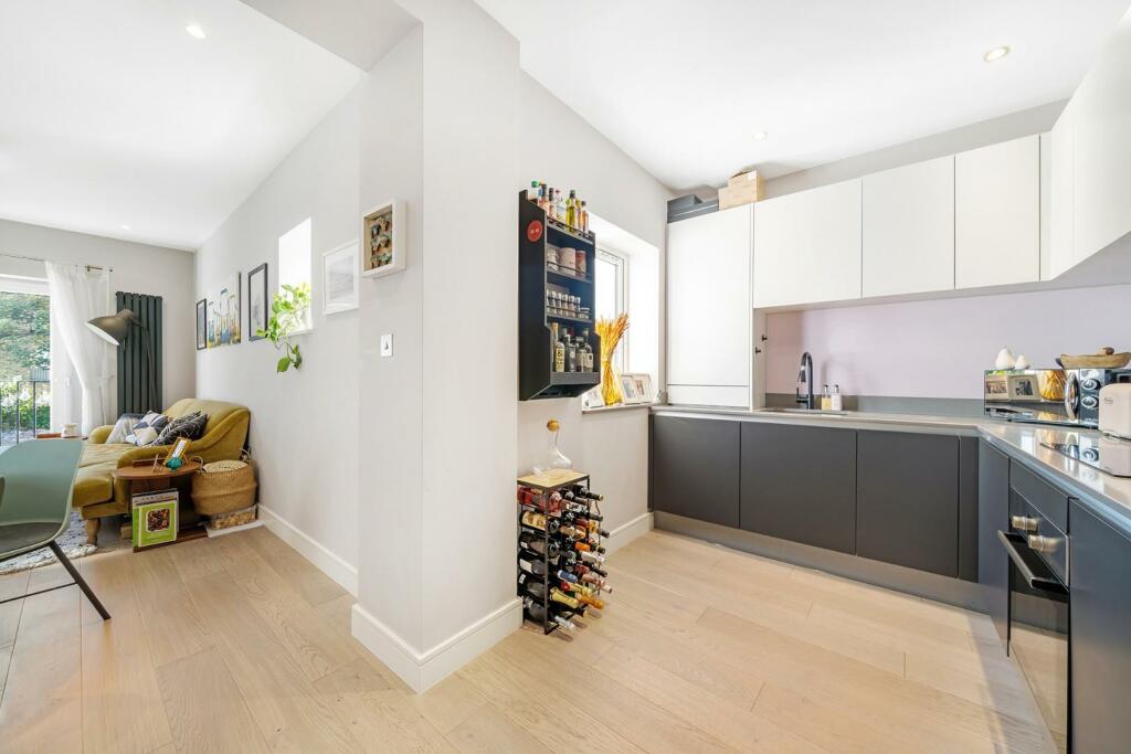 Kitchen (2).JPG