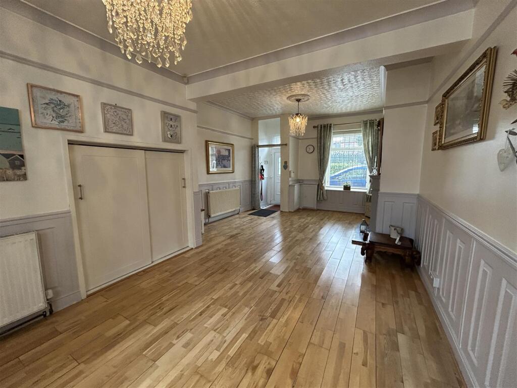 OPEN PLAN LOUNGE &amp; DINING AREA