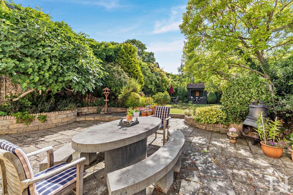 8658493-exteriorW...