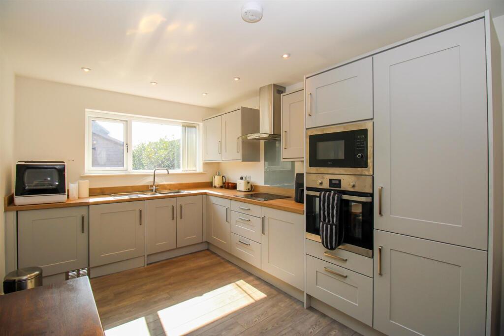 OPEN PLAN KITCHEN/DINING/LIVING ROOM