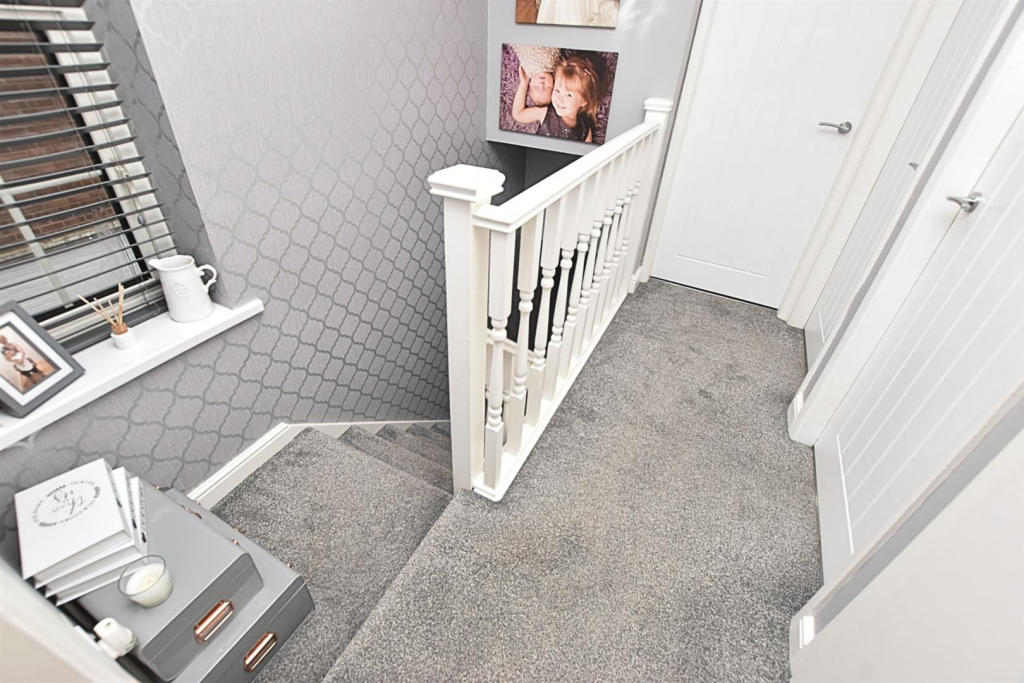 FIRST FLOOR LANDING