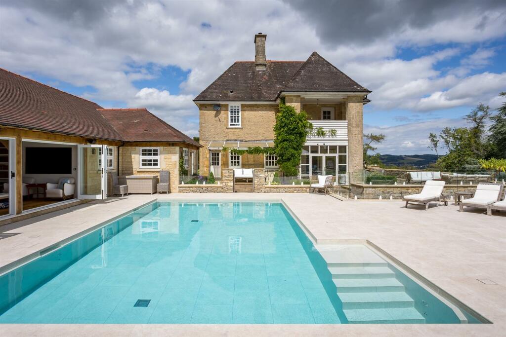 21 - Overbutterrow House - GL5 5BP - Web.jpg