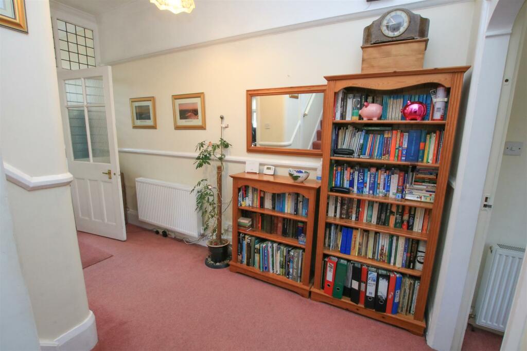 'L' SHAPED HALLWAY