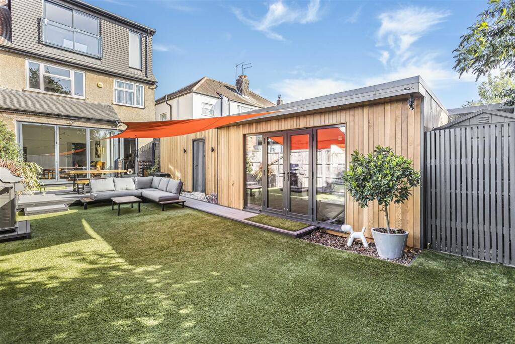 LANDSCAPED GARDEN (Pic 2)