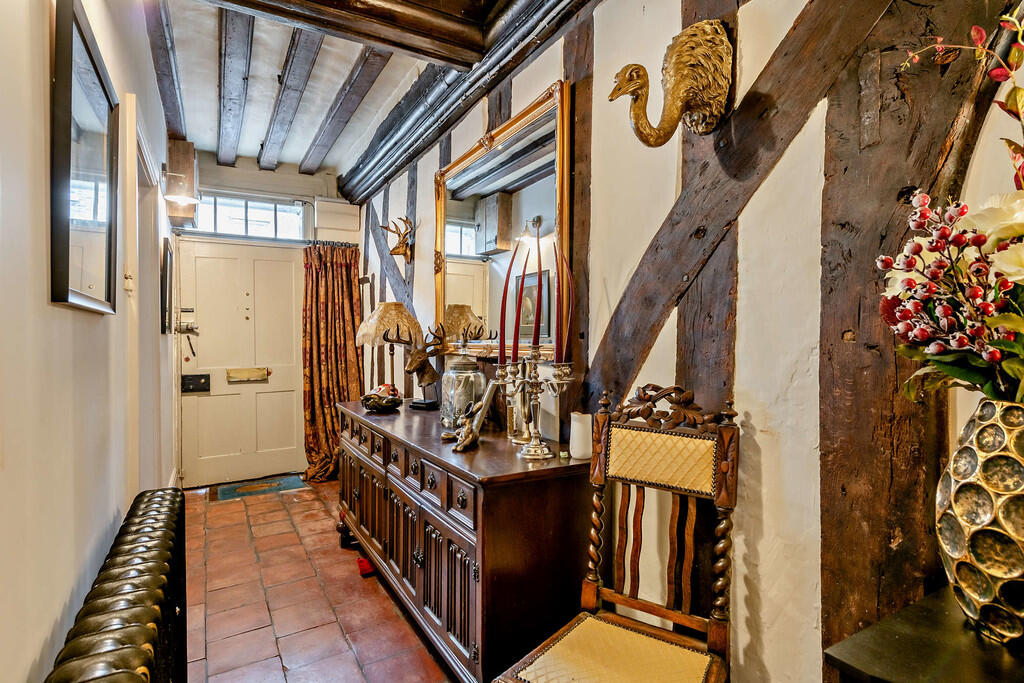 8598428-interior0...