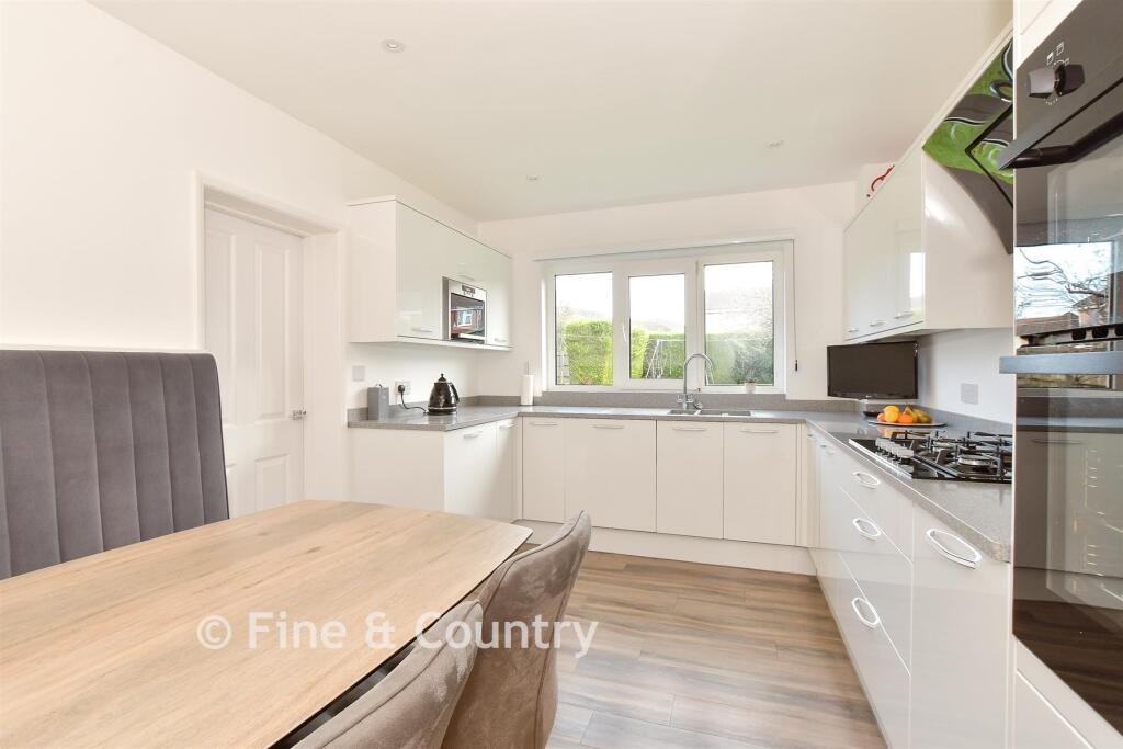 Kitchen/ Breakfast Room