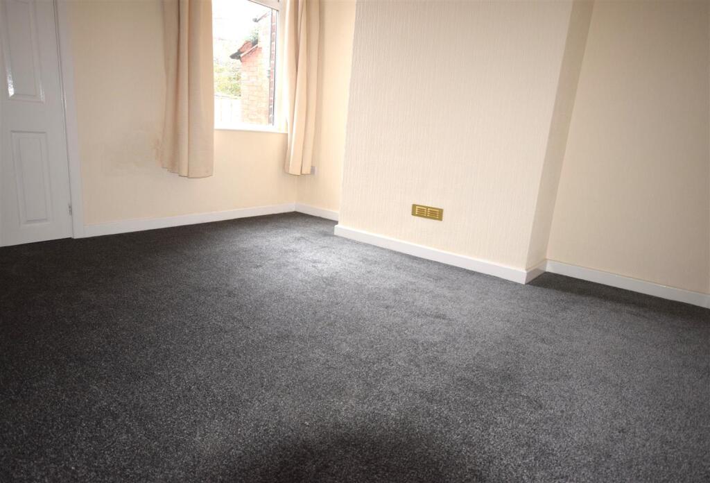 dinnig room.JPG