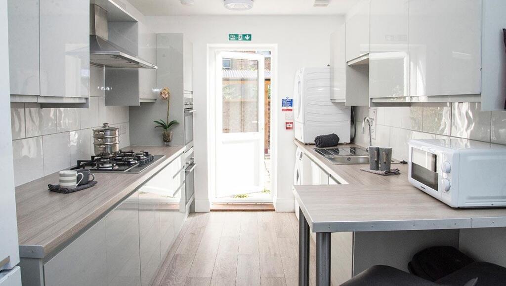 7-bed-student-house-hudson-road-portsmouth-(59).jp