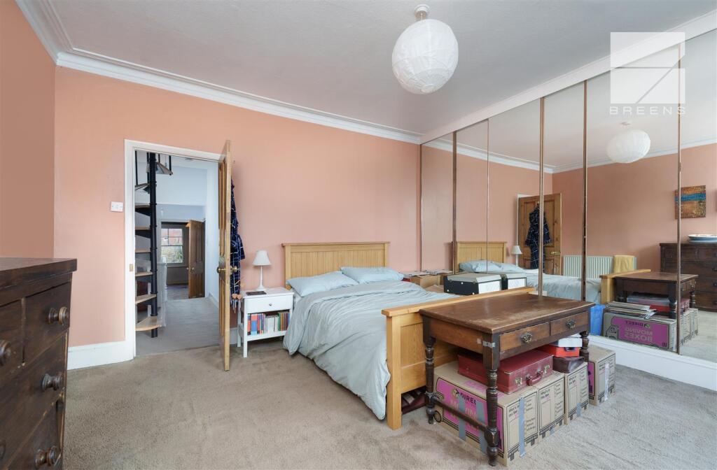 8 Connaught Road_0002.jpg