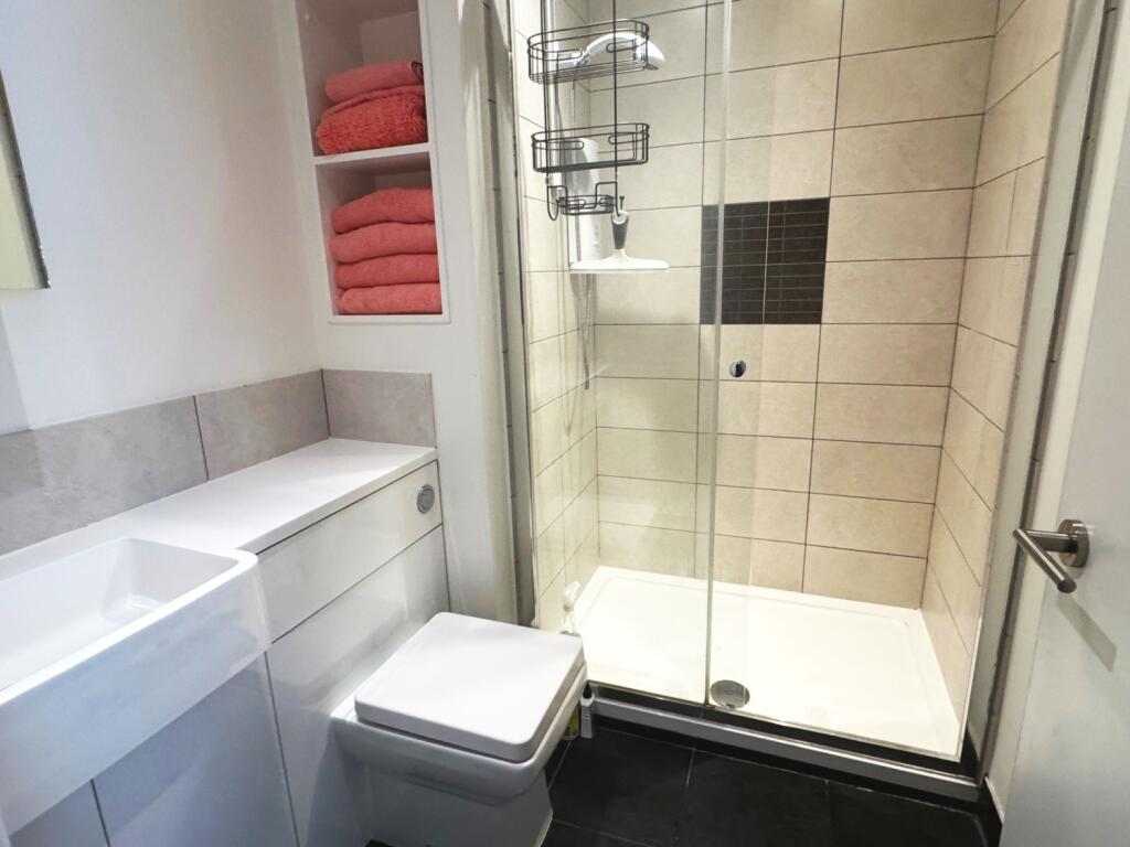 6 Wren Court - Shower