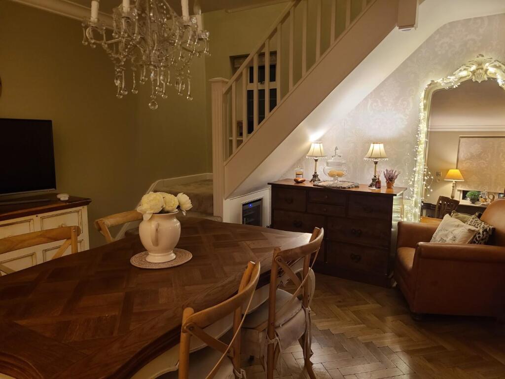 Dining room pic 2.jpg