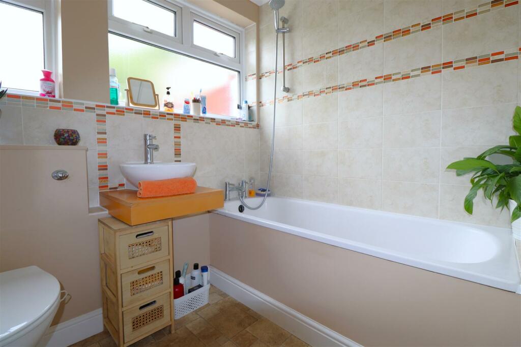 bathrom (1).JPG