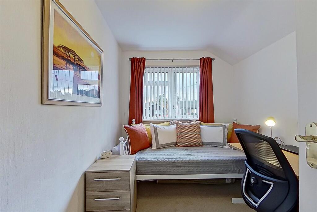 23. 19 Heath Croft Road inside-08 (Large).jpg