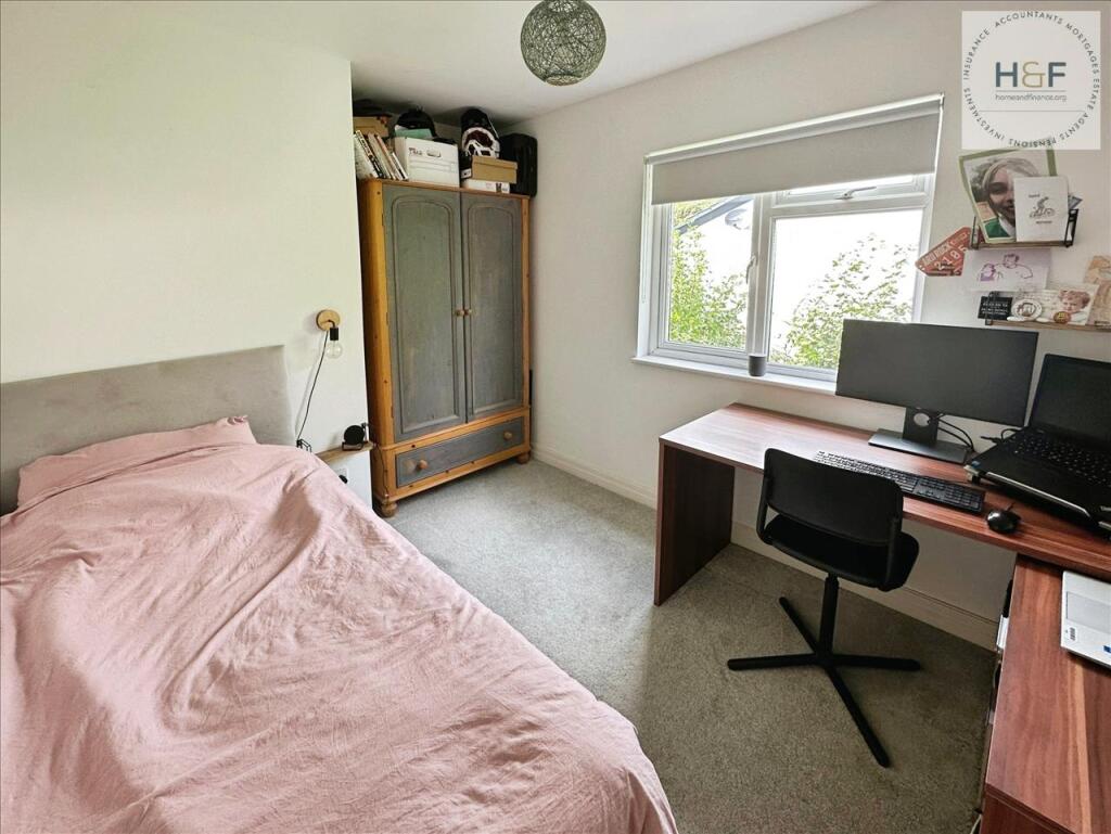 Bedroom/ Office