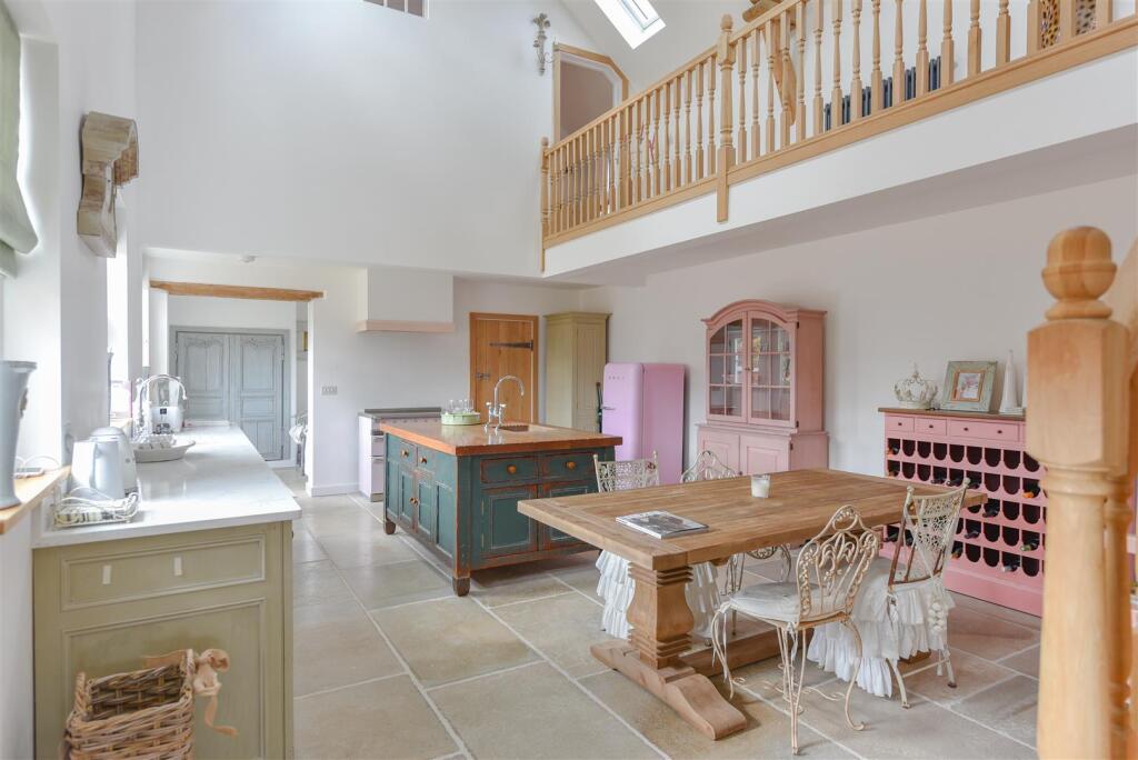 KITCHEN / BREAKFAST ROOM