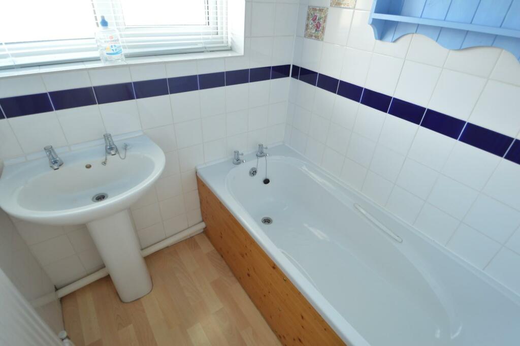 Bois Hall Gardens Bathroom.JPG