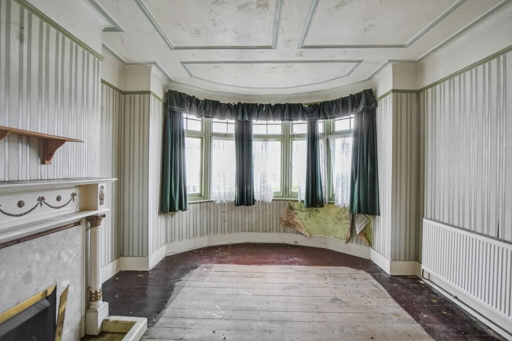 96 Grenoble Gardens, London, N13 6JH