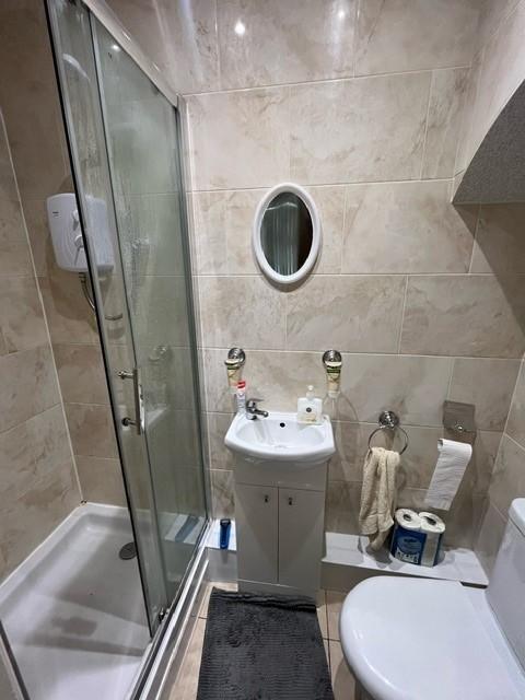 Well-presented modern bathroom with tiled walls...