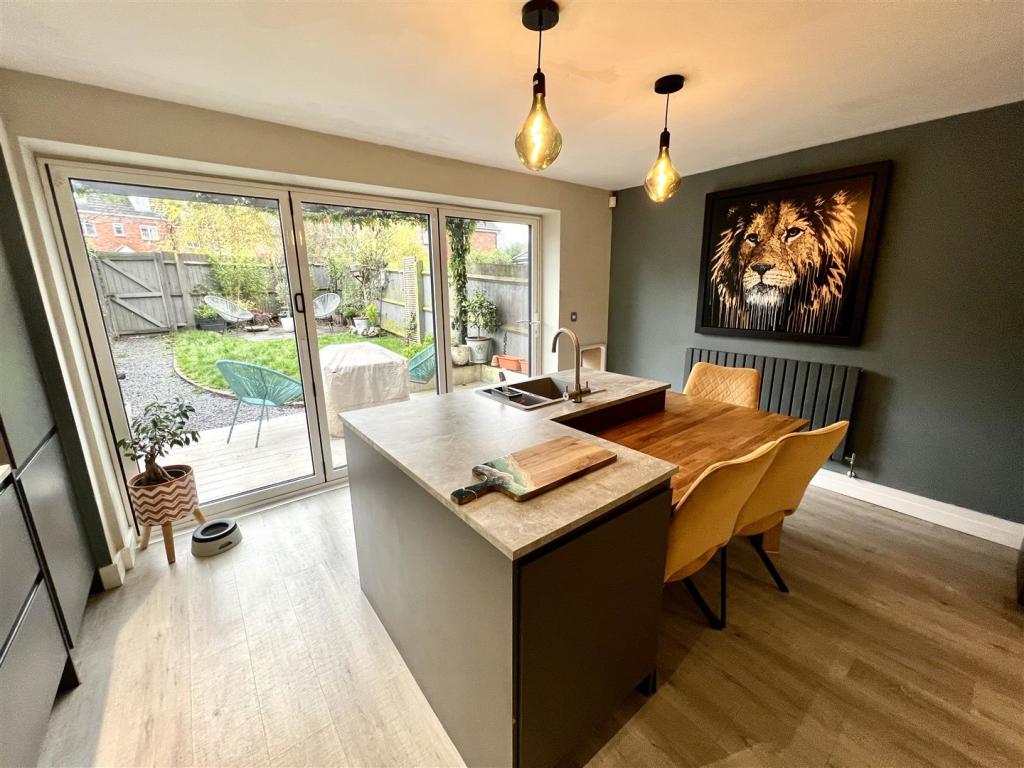 KITCHEN/BREAKFAST ROOM