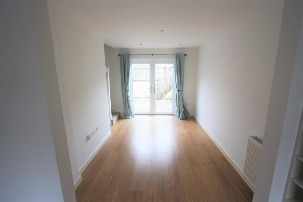 8 Wartha Mews Lounge