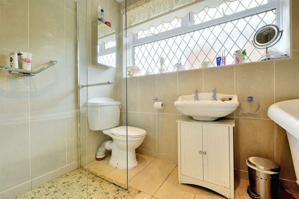 Bathroom_1.jpeg