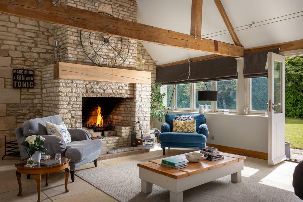 37 - Long Barn - GL54 3QY - Web.jpg