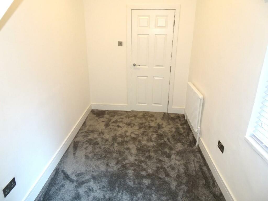 Bedroom 1 (2).JPG