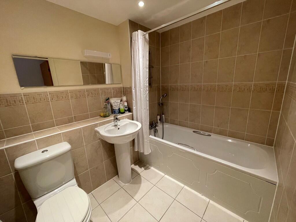 Flat 21 County Wh...