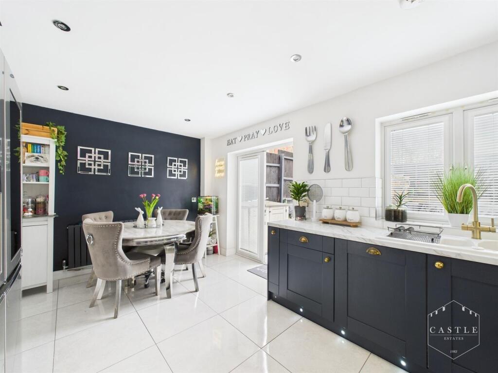OPEN PLAN DINING KITCHEN