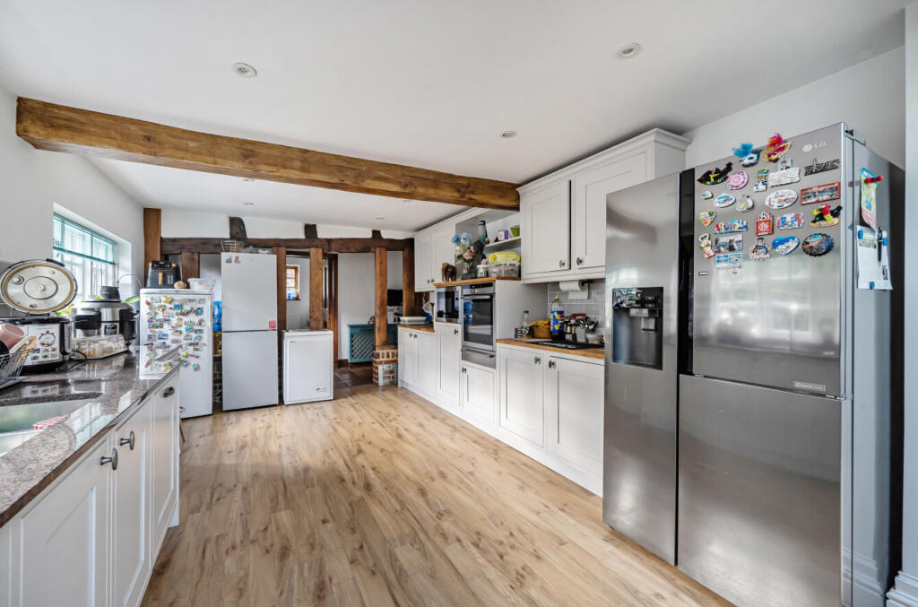 1374670-28-690e23...