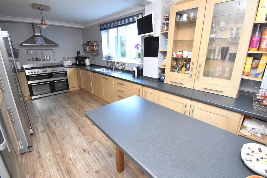 Kitchen 2 .JPG