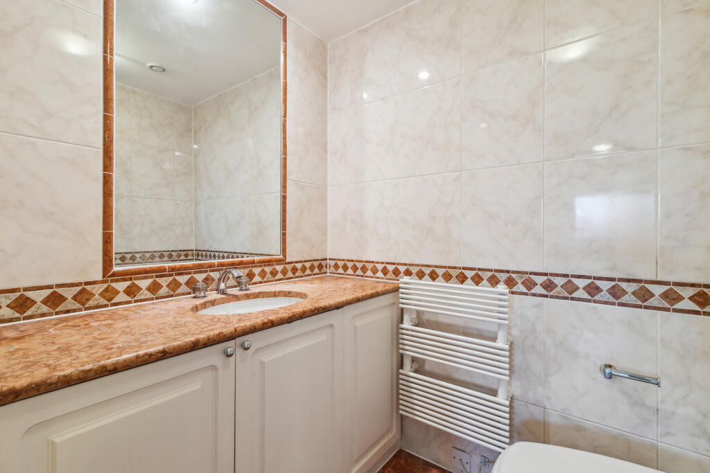 Flat 22, Peninsula Heights, 93 Albert Embankment, Vauxhall, London, SE1 7TY