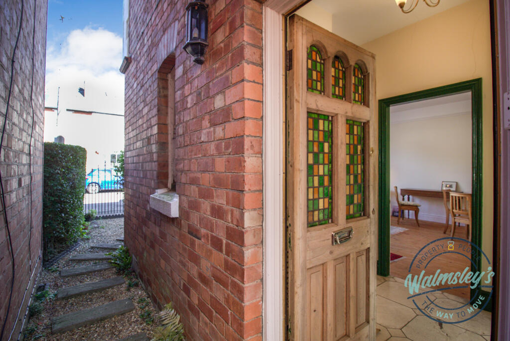 Side access &amp; hallway