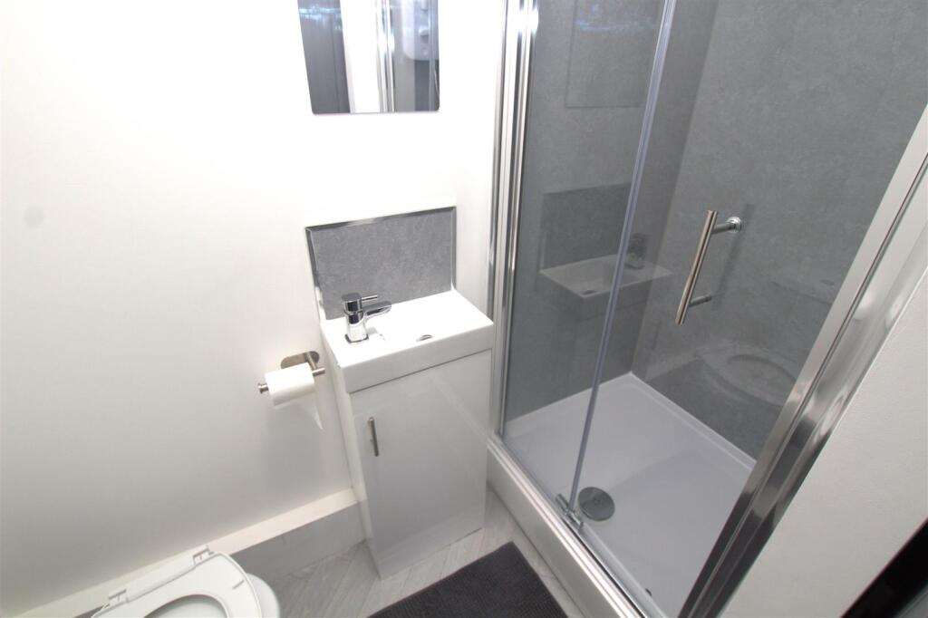 room 1 ensuite.jpg