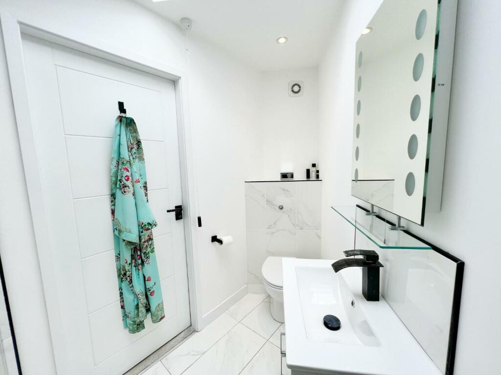 En Suite pic 2.jpg