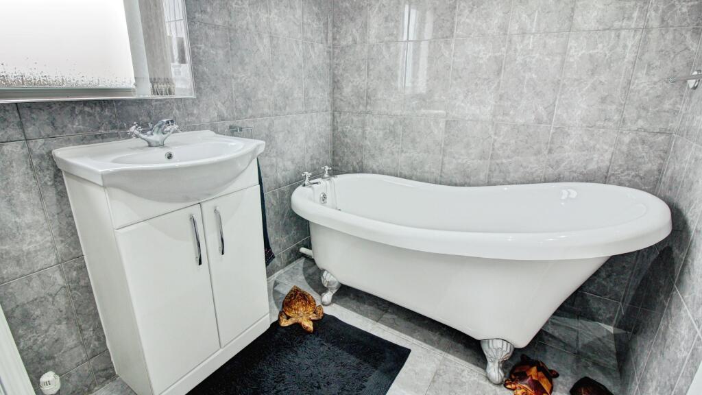 Family Bathroom (bath side)