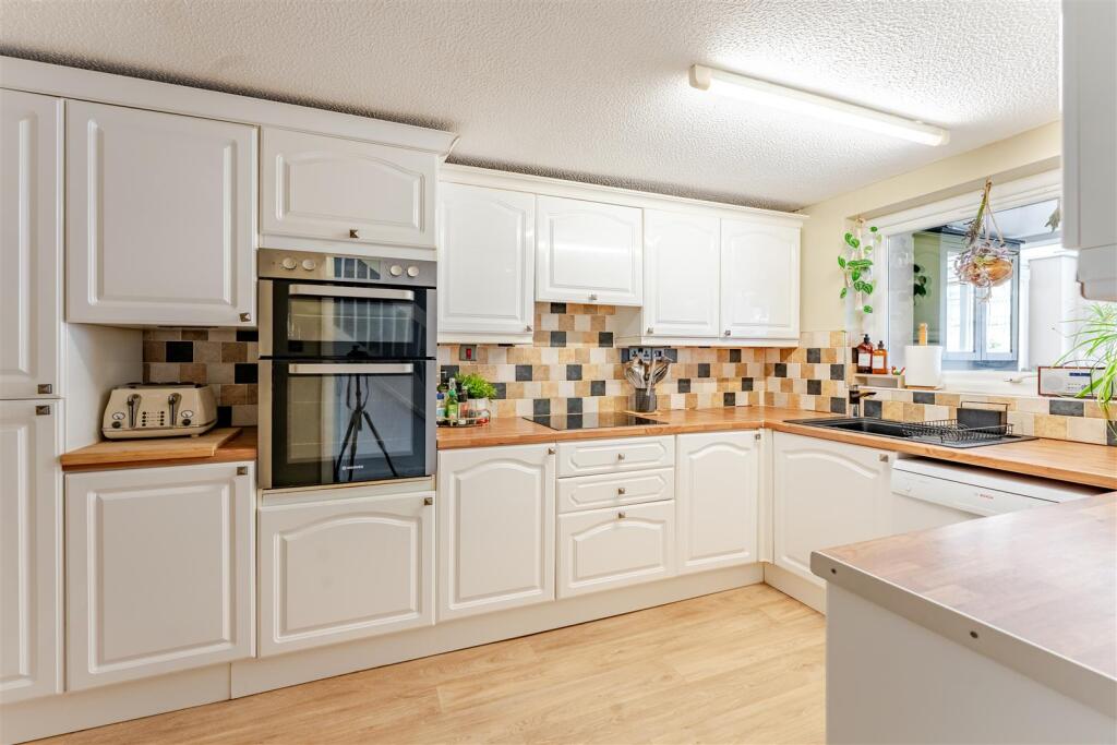 5 Church Court, Church Road, Redhill BS40 5SG 30.j