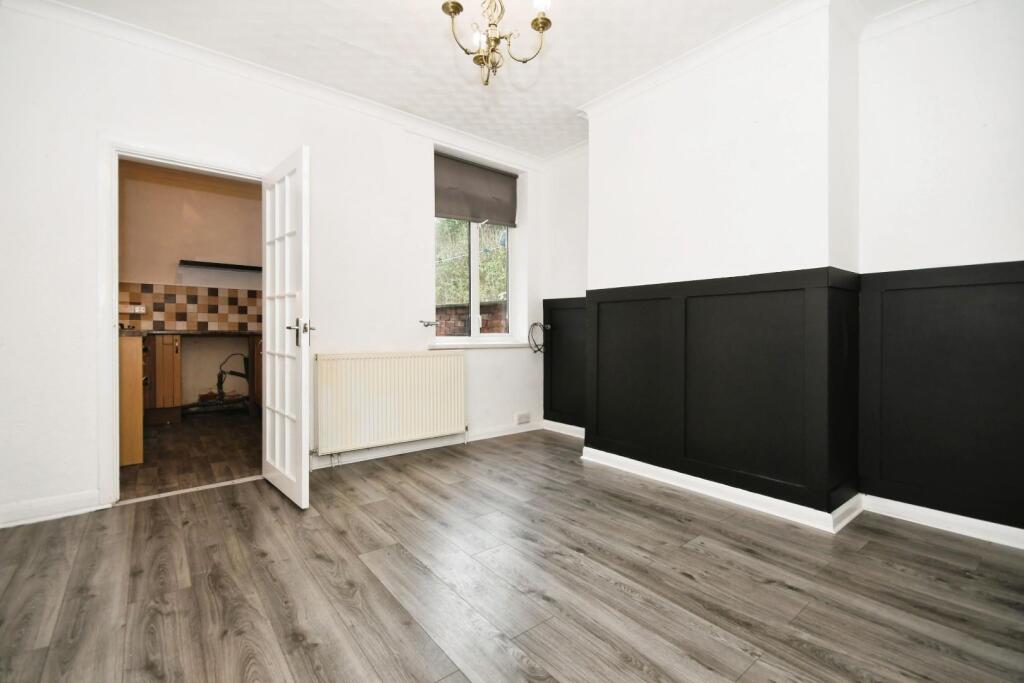 DINING ROOM 02.jpg