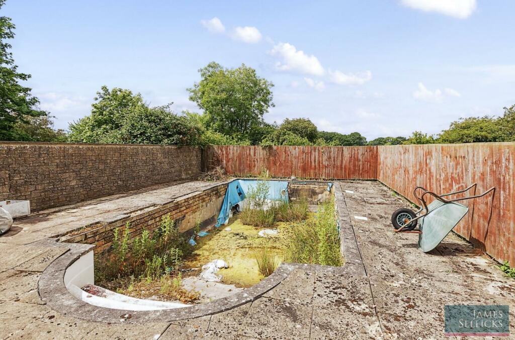 Outdoor swimming pool