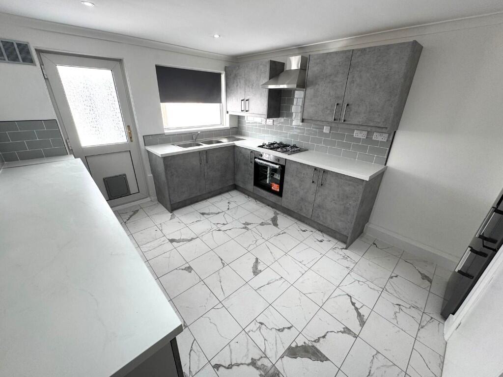FITTED KITCHEN